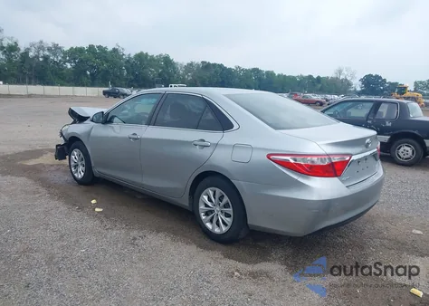 2015 Toyota Camry Le z USA, uszkodzony, nr VIN 4T1BF1FK0FU928636